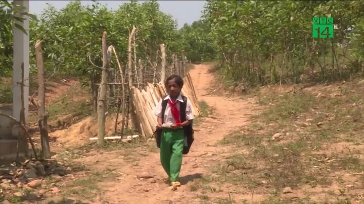 Nghị lực phi thường của cậu học trò tí hon 13 tuổi cao 1m, nặng 13kg