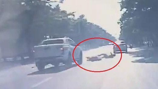 Clip: Ô tô bán tải vượt ẩu lấn làn, tông xe máy thảm khốc ở Nghệ An