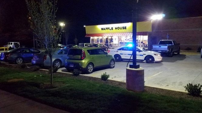 Mỹ ráo riết truy lùng tay súng khỏa thân xông vào cửa hàng bắn chết 4 người