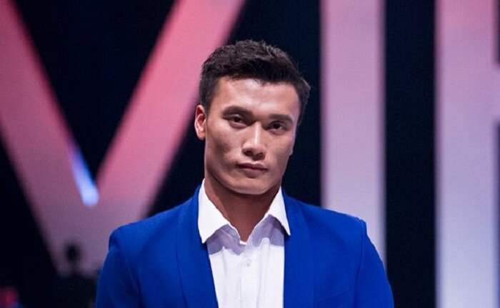 Thủ môn Bùi Tiến Dũng gượng gạo trình diễn thời trang gây tranh cãi