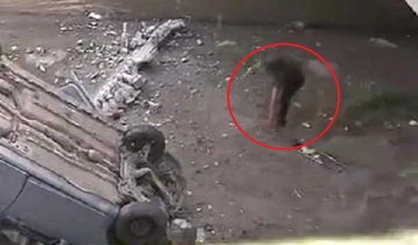 Clip: 'Hóng' tai nạn, người đàn ông ngã lộn cổ khỏi cầu