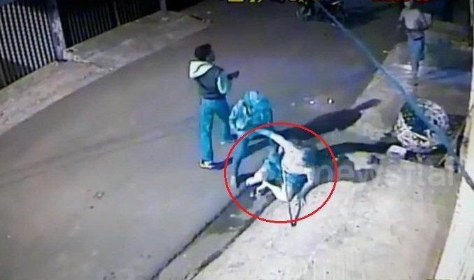 Clip: Cụ ông 70 tuổi cầm chổi đánh 4 tên cướp chạy trối chết