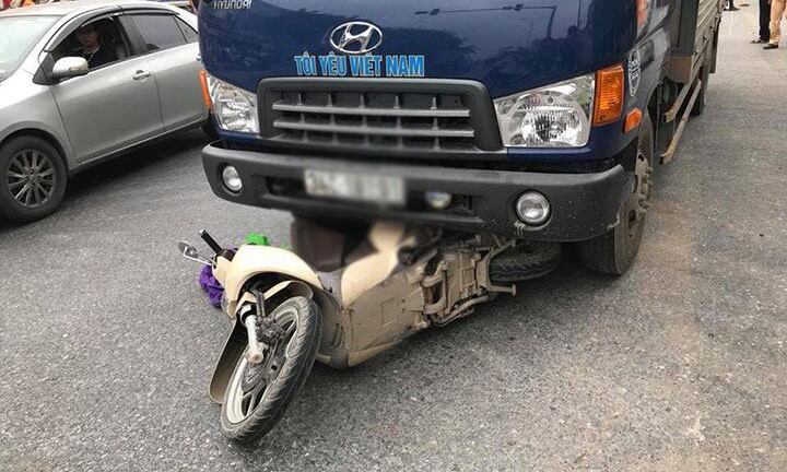 Người phụ nữ đi xe SH chết thảm dưới gầm xe tải