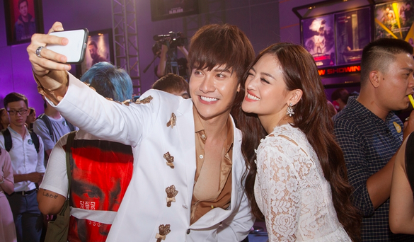 Dũng Bino mặc vest lịch lãm, Thuỳ Anh diện đầm sexy khoe chân dài quyến rũ