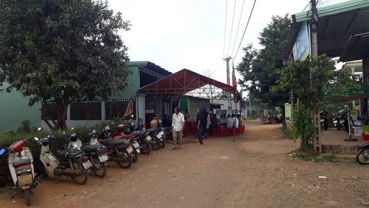 Đào hầm thoát nước thải, 2 cha con bị ngạt khí thiệt mạng