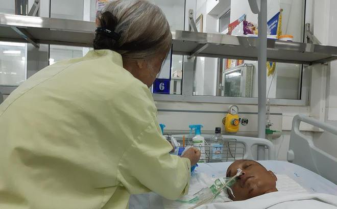 Nạn nhân bị ô tô bán tải kéo lê trên phố Ô Chợ Dừa đã tỉnh lại