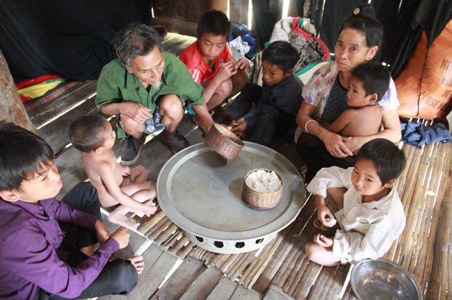 Giấc mộng no bụng của những đứa trẻ ở vùng đất trơ trọi nóng bỏng