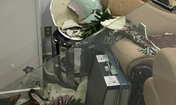 Giang hồ vác búa đập phá nhà dân trong đêm ở Sài Gòn