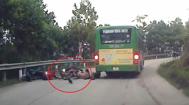 Clip: Cố vượt xe buýt ở khúc cua, xe máy chở 3 tông trực diện xe ngược chiều