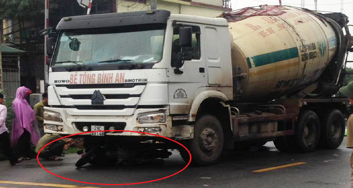Đi xe máy tự ngã ra đường, 2 người bị xe trộn bê tông cán chết