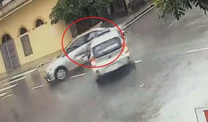 Clip: Taxi đâm xe con như phim hành động tại ngã tư 'tử thần' ở Nam Định