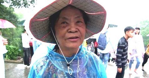 Cụ bà gần 80 tuổi vượt nghìn cây số, háo hức leo hơn 500 bậc lễ Vua Hùng