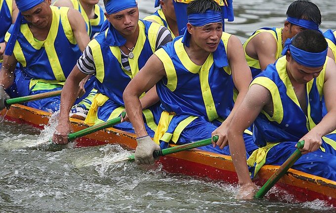 Video: Nghẹt thở xem trai tráng ở Hà Nội ganh nhau trong hội bơi Đăm