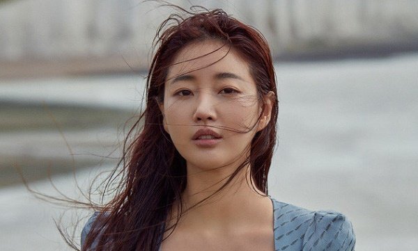 Hoa hậu Hàn Quốc Kim Sarang bị gãy xương đùi khi làm việc tại Ý