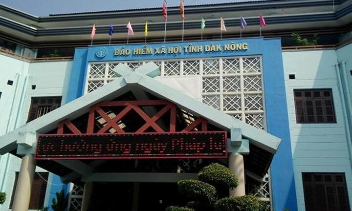 Bị kỷ luật, giám đốc BHXH viết đơn từ chức