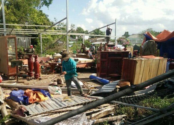 Lốc xoáy làm sập và tốc mái 52 căn nhà ở Bạc Liêu