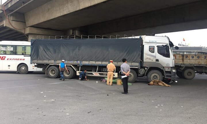 Va chạm xe tải, người phụ nữ lái xe máy thiệt mạng