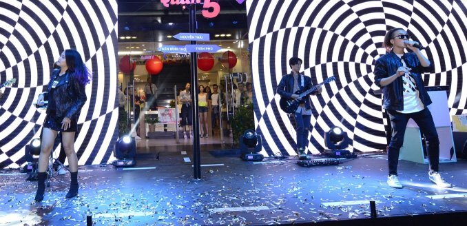 Fire Band ‘X-Factor 2016’ trình diễn sôi động ra mắt phố thời trang TP.HCM