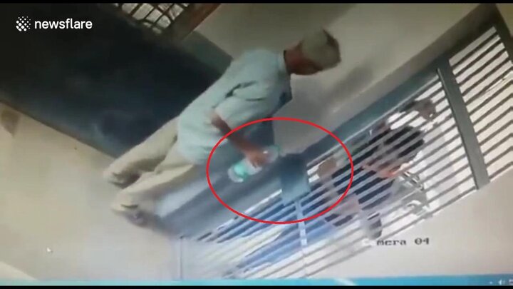 Clip: 2 tù nhân giả vờ xin nước, hạ gục bảo vệ, vượt ngục như phim
