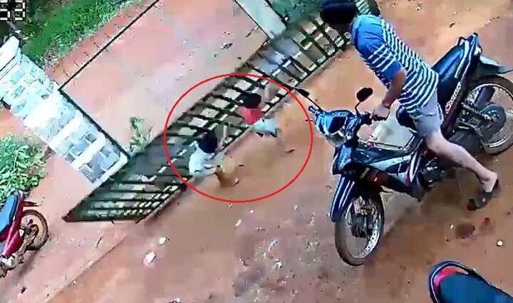 Ai có con nhỏ cần xem clip này để tránh tai nạn đáng tiếc!