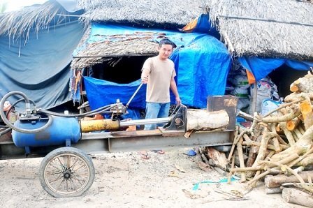 Anh Nhiều chế tạo máy chẻ củi thông minh