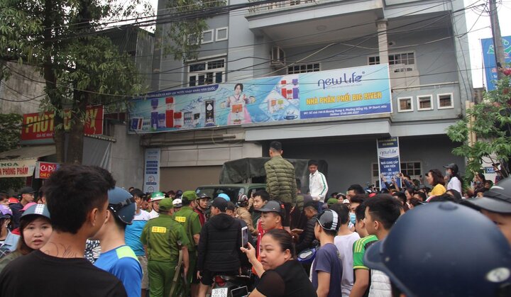 Dân vây kín ngôi nhà nghi của 'Hội Thánh Đức Chúa Trời Mẹ' tại Thanh Hóa
