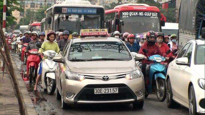 Ảnh: Dân khăn gói về quê nghỉ lễ 30/4, mọi tuyến đường đều tắc cứng