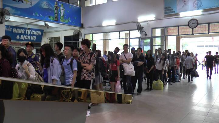 Video: Hành khách xếp hàng dài mua vé rời Hà Nội về quê nghỉ lễ 30/4