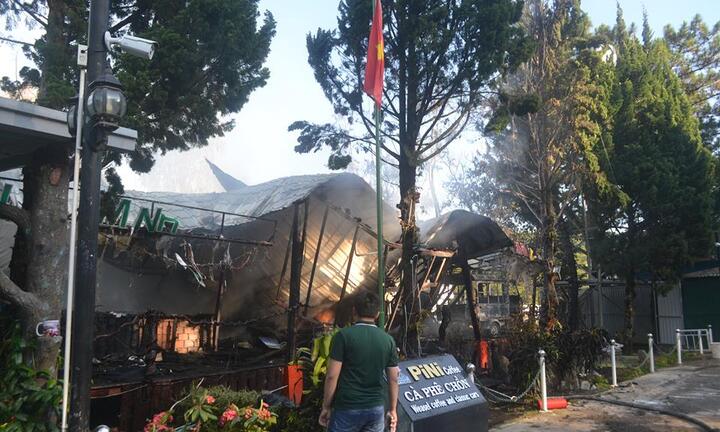 Sau tiếng nổ lớn, lửa bùng phát dữ dội thiêu rụi quán cà phê ở TP. Đà Lạt