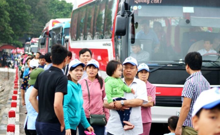 Phà Gót ra Cát Bà quá tải, khách du lịch xuống xe đi bộ gần 2km