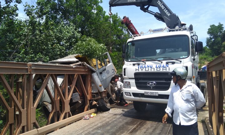 Xe tải lao vào thành cầu, tài xế ở Phú Quốc chết kẹt trong cabin bẹp dúm