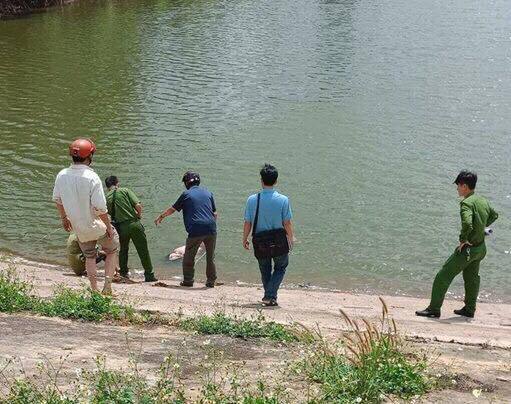 Đi câu cá, người dân tá hỏa phát hiện thi thể nổi trên mặt nước
