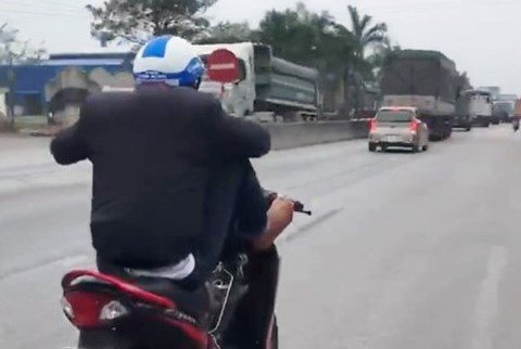 Nam thanh niên dùng chân lái xe, đánh võng trên quốc lộ