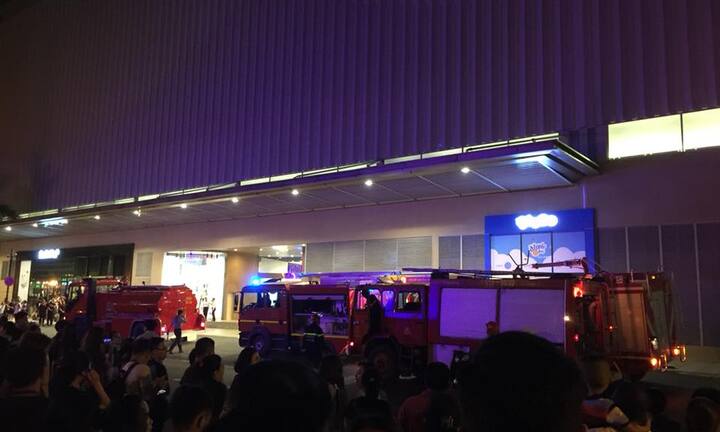 Chuông báo cháy bỗng nhiên reo, hàng ngàn người hoảng loạn bỏ chạy khỏi Crescent Mall trong đêm