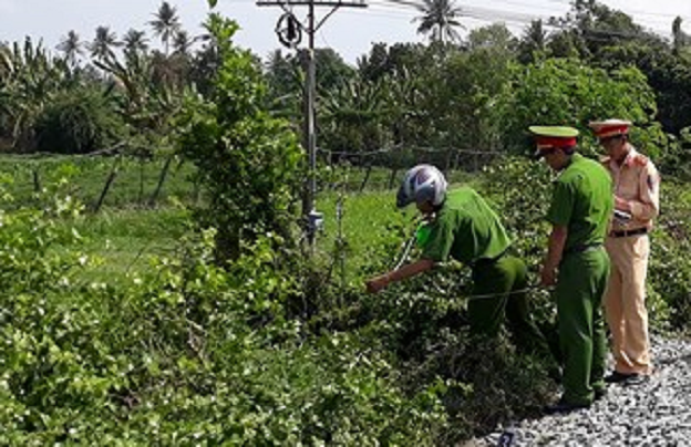 Cụ ông đi đưa đám tang bị tàu hỏa tông chết