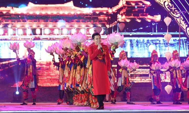 Khán giả thán phục độ ấn tượng của sân khấu đêm Carnaval Hạ Long 2018