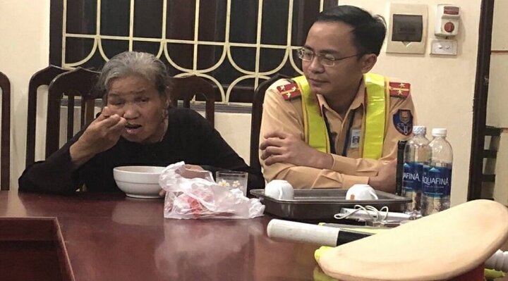 CSGT Hà Nội giúp người phụ nữ lớn tuổi bị lẫn tìm được gia đình