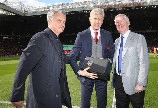 Mourinho khiêm tốn: Sir Alex mới là đối thủ của Wenger, chứ không phải tôi