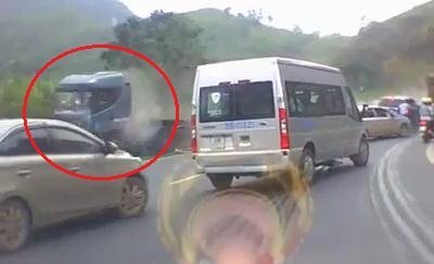 Clip: Container chở đá lao như tên lửa, lật thảm khốc ở dốc Cun, Hòa Bình