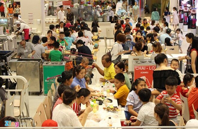 Trốn nóng, người Sài Gòn 'vây kín' trung tâm thương mại dịp lễ