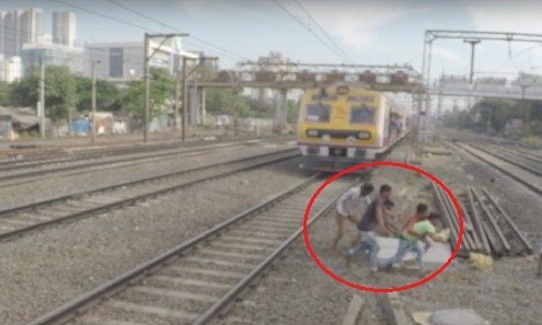 Clip: Thanh niên kẹt chân vào đường ray, được bạn giải cứu ngoạn mục