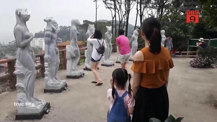 Phụ huynh dẫn trẻ tham quan tượng 12 con giáp gây tranh cãi ở Đồ Sơn