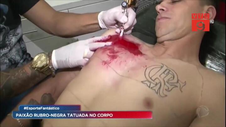 Video cận cảnh fan cuồng xăm hẳn hình áo đấu câu lạc bộ lên cơ thể