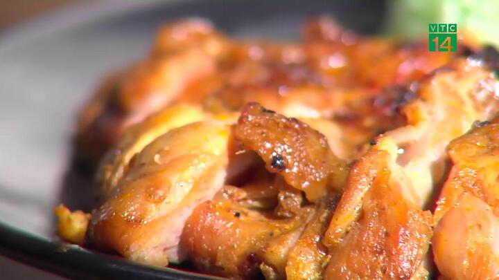 Cách làm cơm gà nướng lá nếp kiểu Thái vàng ươm, thơm ngon