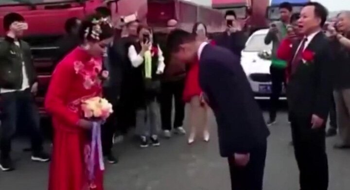 Sợ lỡ giờ hoàng đạo, cô dâu, chú rể 'bái đường thành thân' giữa cao tốc