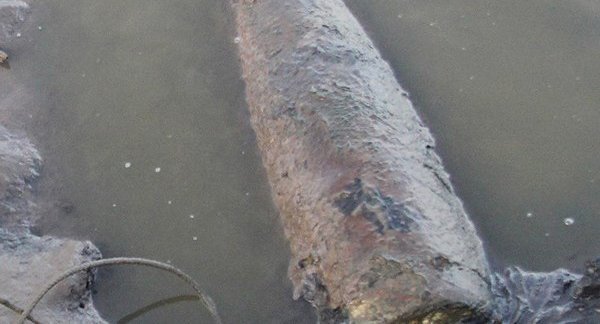 Bom 'khủng' hàng trăm kg bất ngờ trồi lên giữa ao ở Bến Tre