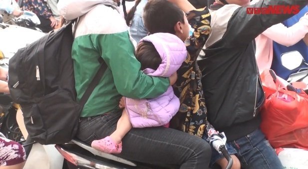 Video: Trẻ nhỏ mệt mỏi, ngủ gật trên tay bố mẹ trở lại Thủ đô sau dịp nghỉ lễ