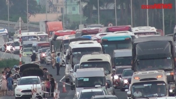 Video: Pháp Vân – Cầu Giẽ ùn tắc hơn 2 km, xe thả khách ngay trên cao tốc