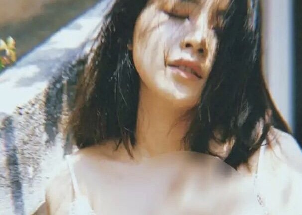 Chi Pu gây tranh cãi với hình ảnh cho tay vào áo đầy phản cảm