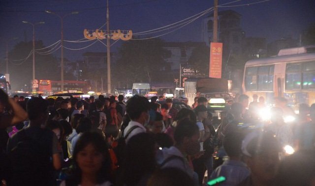 Video: Biển người đổ về Thủ đô lúc tờ mờ sáng sau kỳ nghỉ lễ